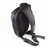 نمای نزدیک از بافت و زیپ کیف بادی بگ مشکی مردانه