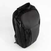 نمای نزدیک از بافت و زیپ کیف بادی بگ مشکی مردانه